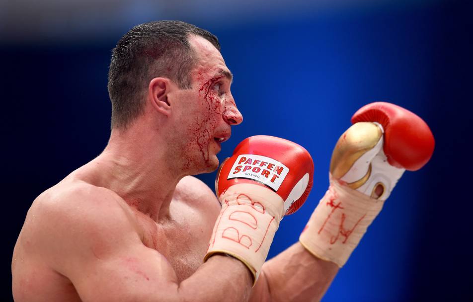Wladimir Klitschko sanguinante anche dal sopracciglio destro. Fury ha colpito duro (Getty Images)